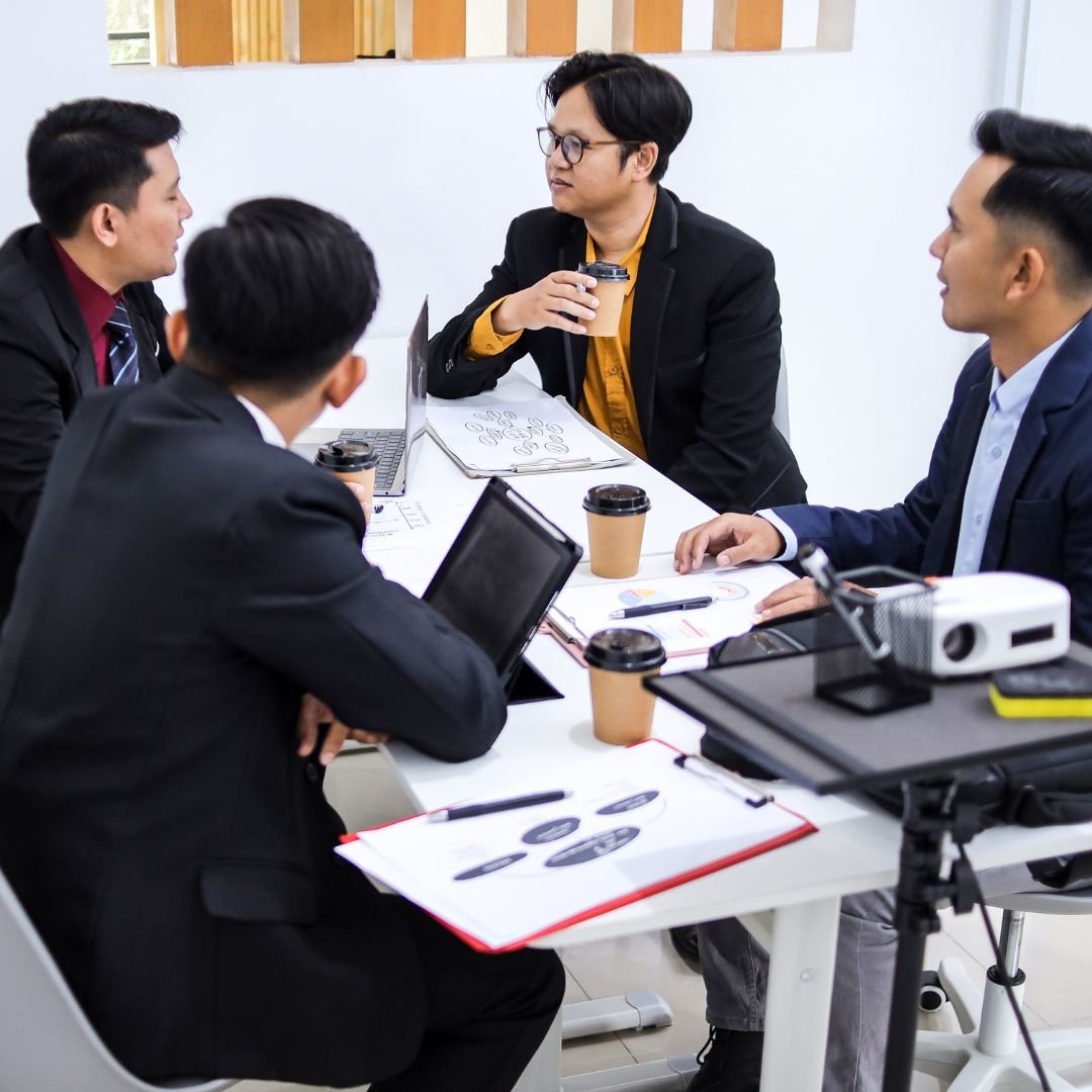 Peserta pelatihan profesional dalam sesi diskusi dan kolaborasi